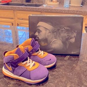 NEW Nike Lebron VIII Kids HighTop Sneakers